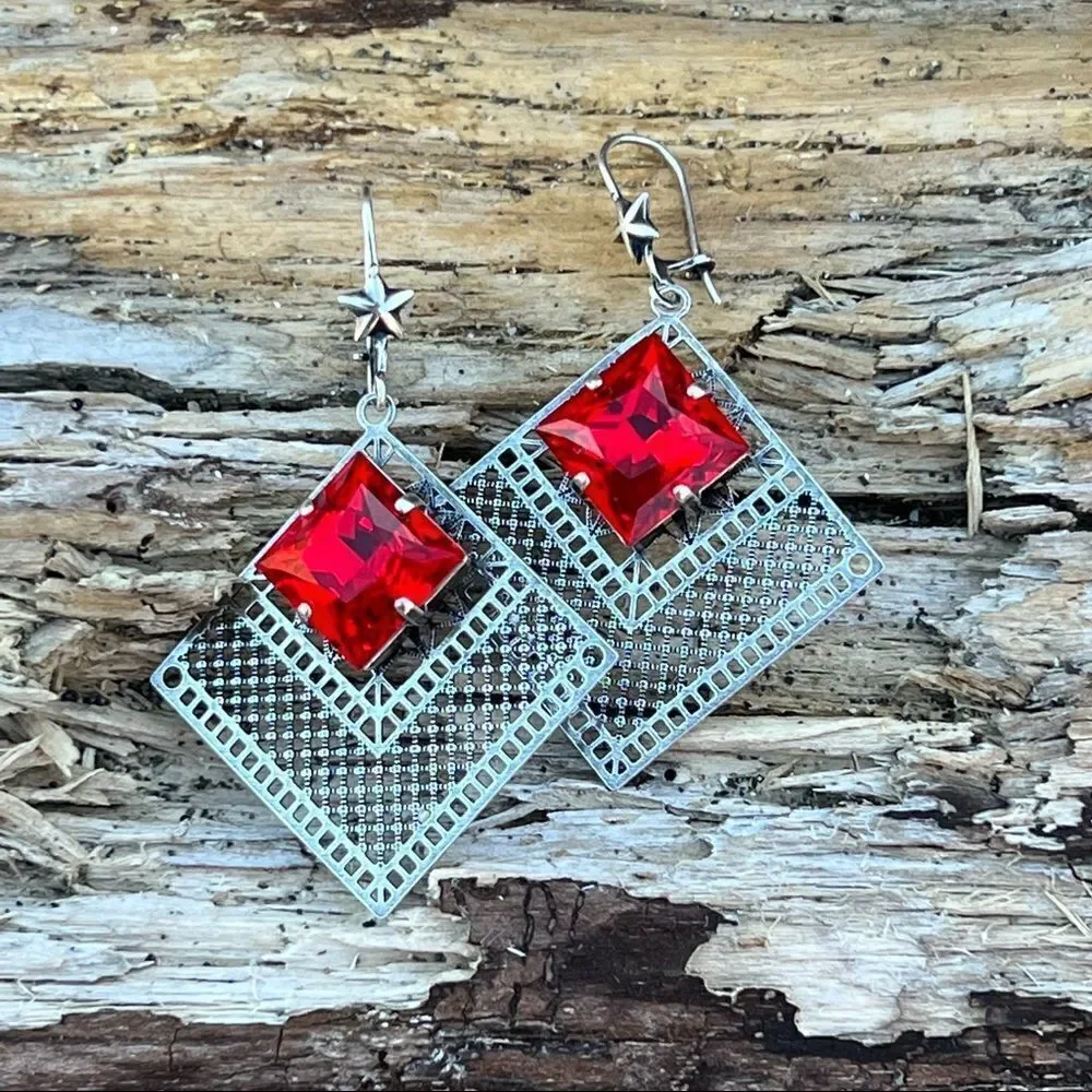 Necklace and earring set with red Swarovski crystals with silver design
